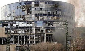 Edificio después de una explosion sin lamina de seguridad para cristal