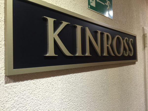 Las oficinas de Kinross cuenta con protección solar 3M.