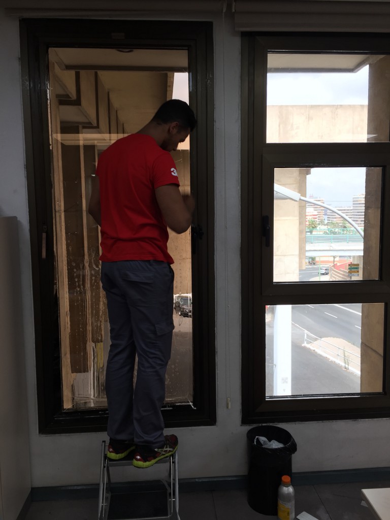 Proceso de laminado de ventanas de oficinas para Disa