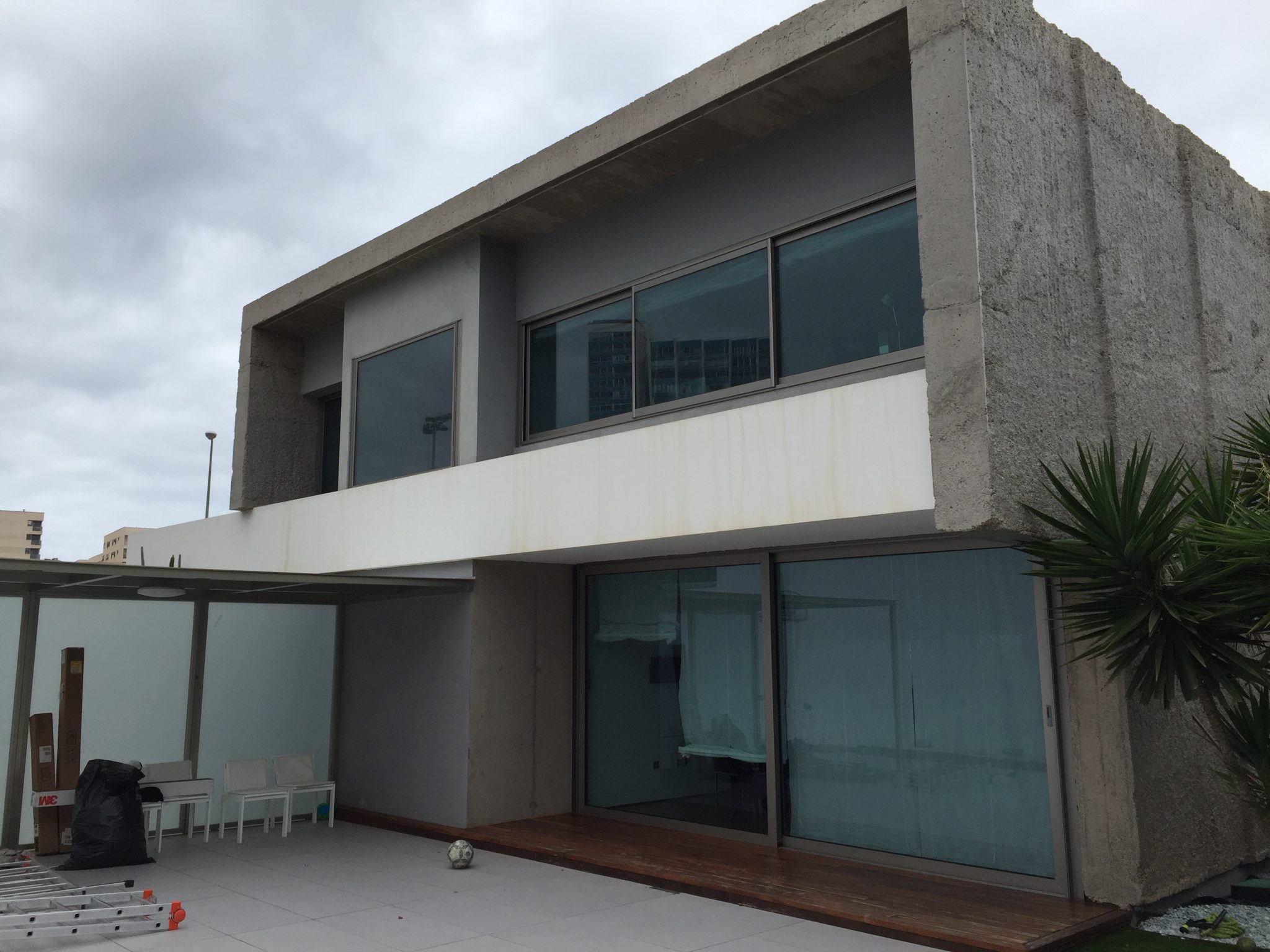 Cristaleras casa de diseño Gran Canaria con lámina Prestige 70 Exterior