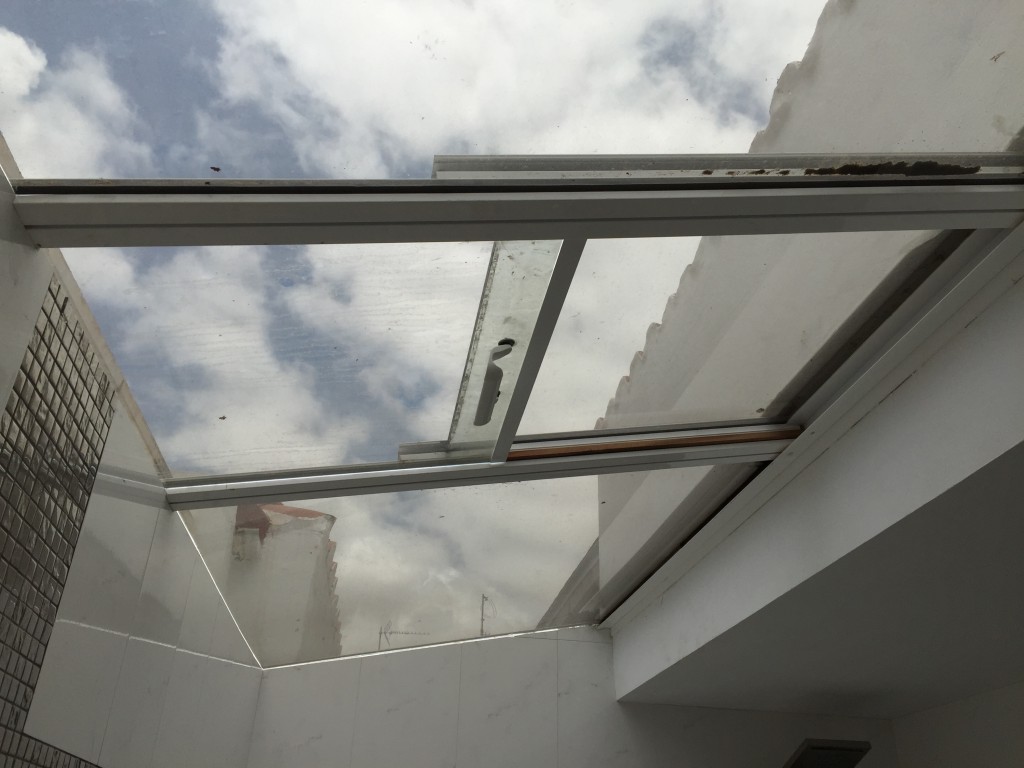 Lámina para reducir el calor en un techo de cristal de baño en Tafira