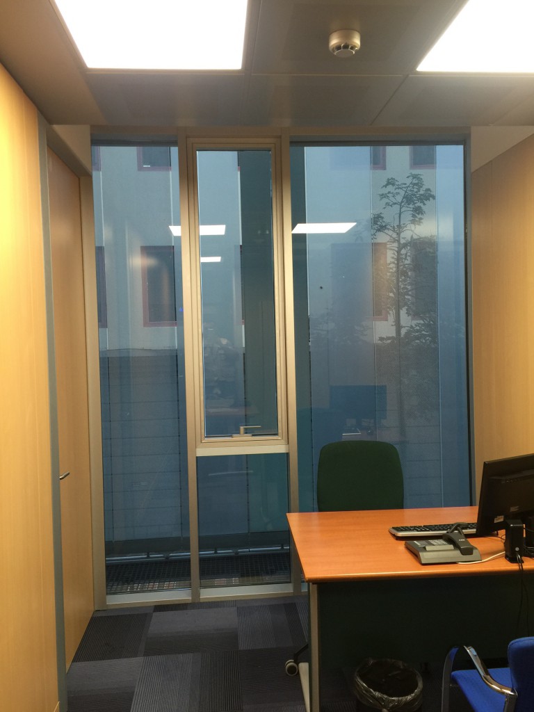 Despacho con lámina solar 3M para reducir calor en el edificio ICSE Gran Canaria.