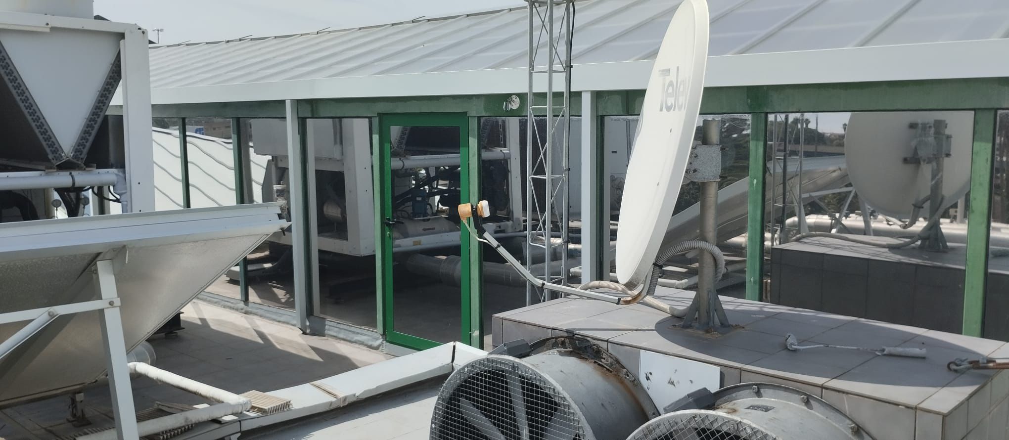 Instalación de láminas de control solar en la sede de Binter.