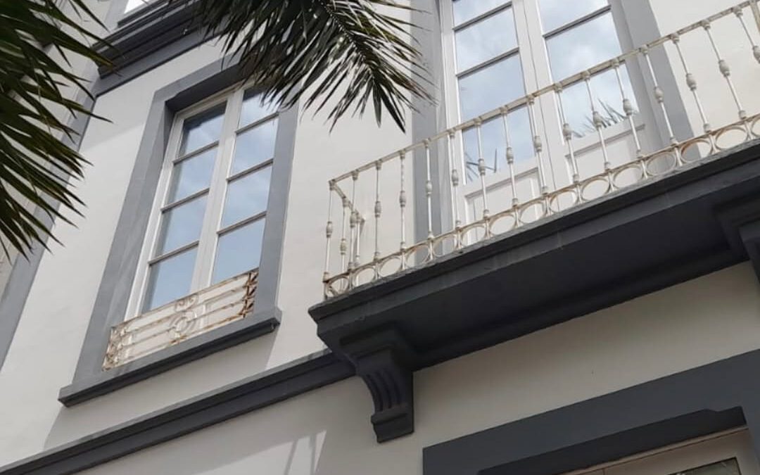 Instalación de láminas solares efecto espejo 3M en Vivienda clásica Gran Canaria