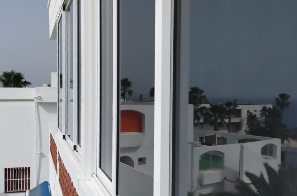 Instalación de láminas solares efecto negro 3M en vivienda en Gran Canaria